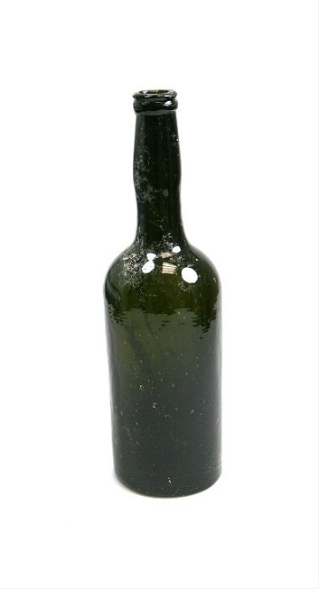 Foto van wijnfles:hoge hals, opgebolde bodem