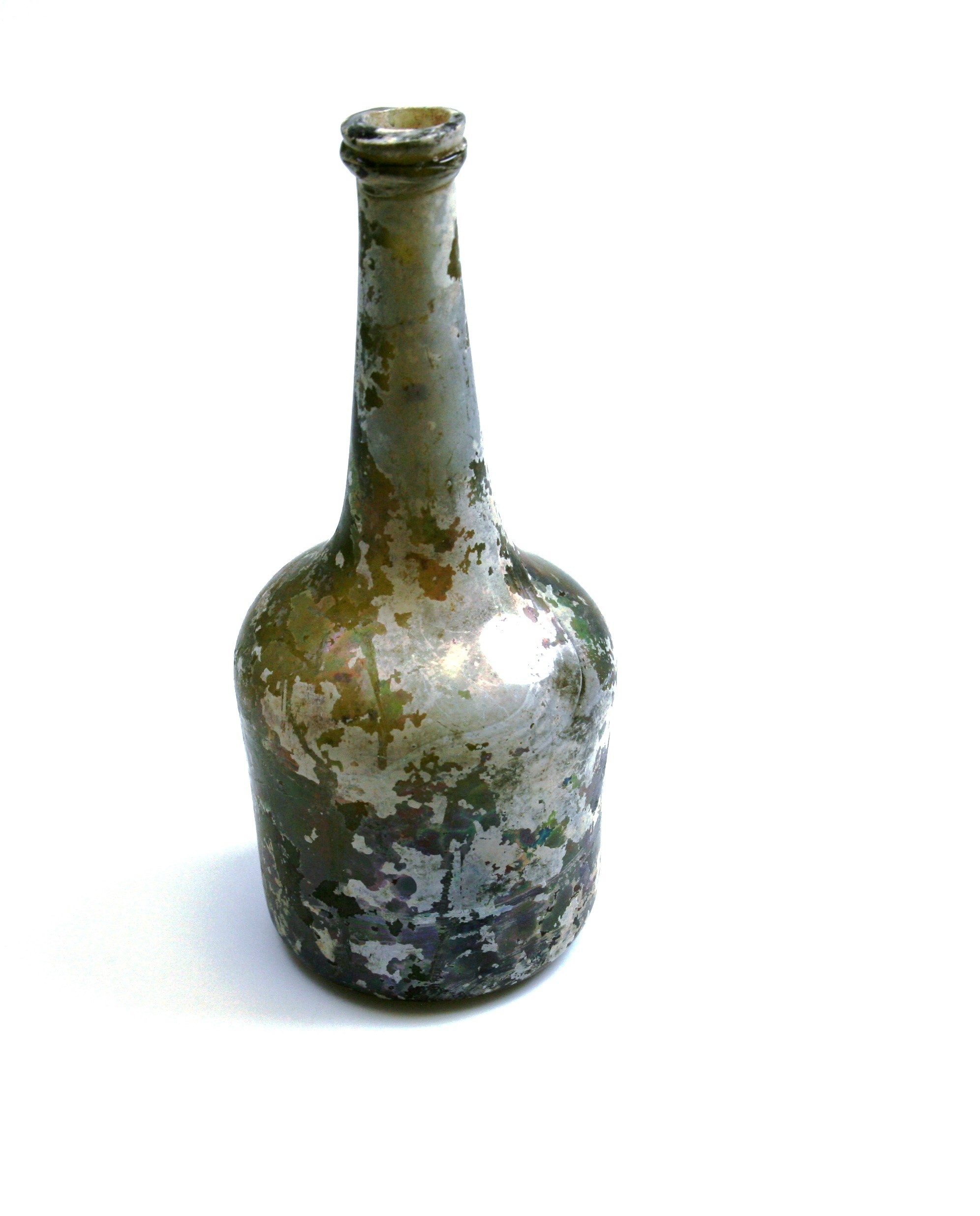 Foto van wijnfles:hoge hals, opgebolde bodem