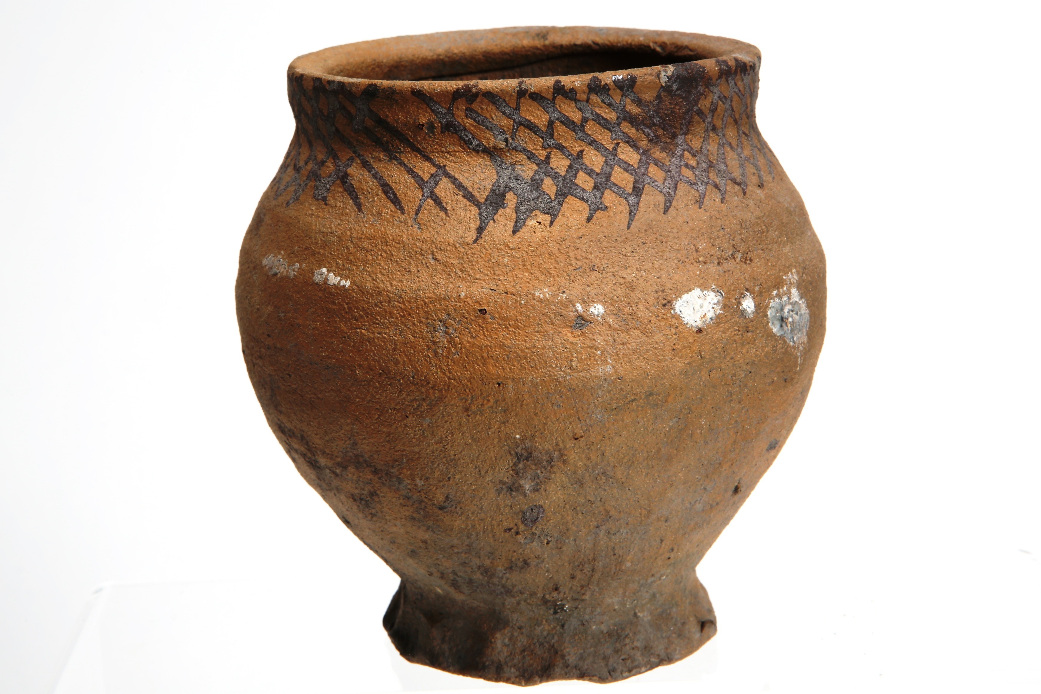 Foto van Beker; pi-bek-7; Pingsdorf aardewerk; ijzerengobe (ruitjespatroon) onder de rand; geknepen standvoet; herkomst: Pingsdorf