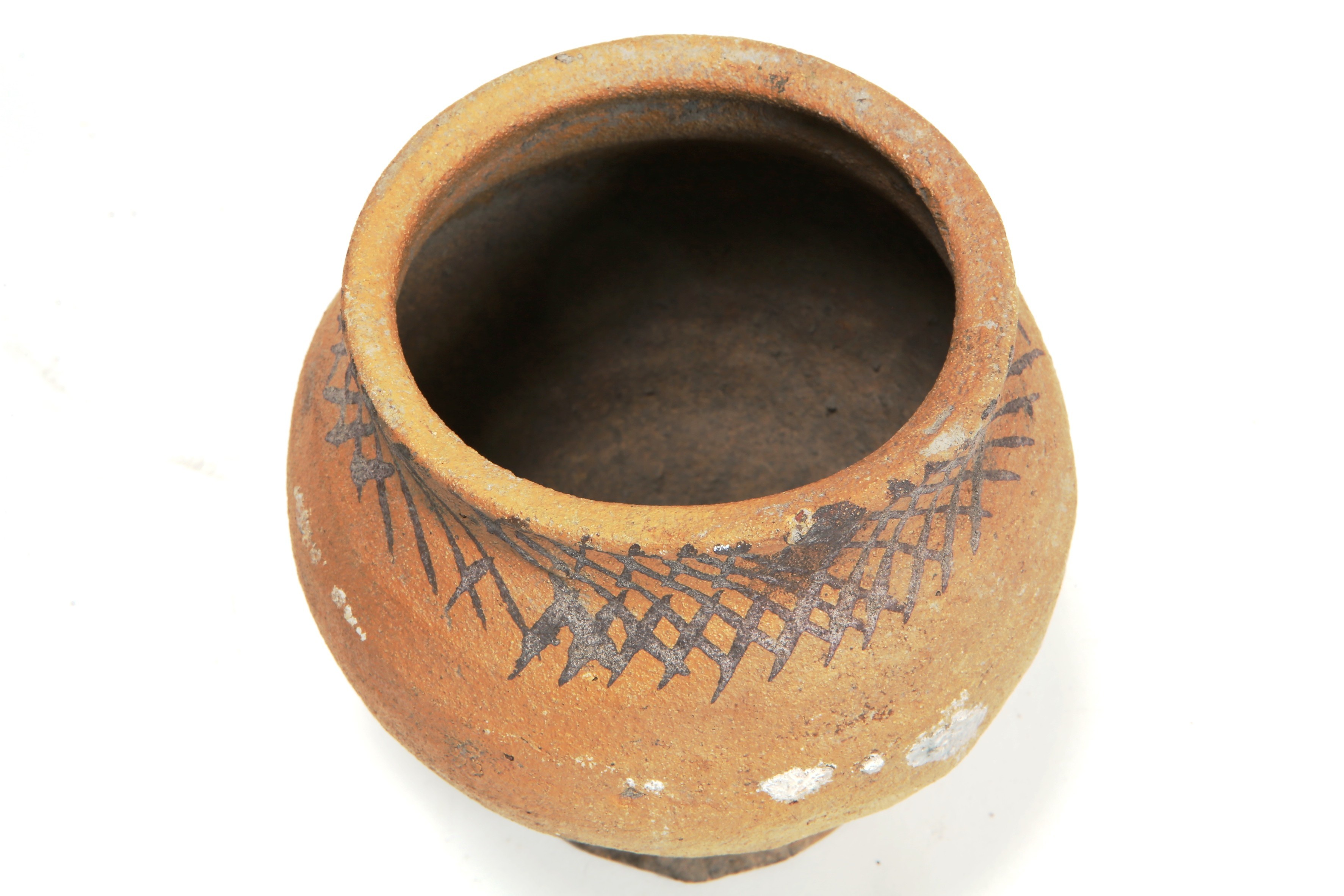 Nog een foto van  Beker; pi-bek-7; Pingsdorf aardewerk; ijzerengobe (ruitjespatroon) onder de rand; geknepen standvoet; herkomst: Pingsdorf