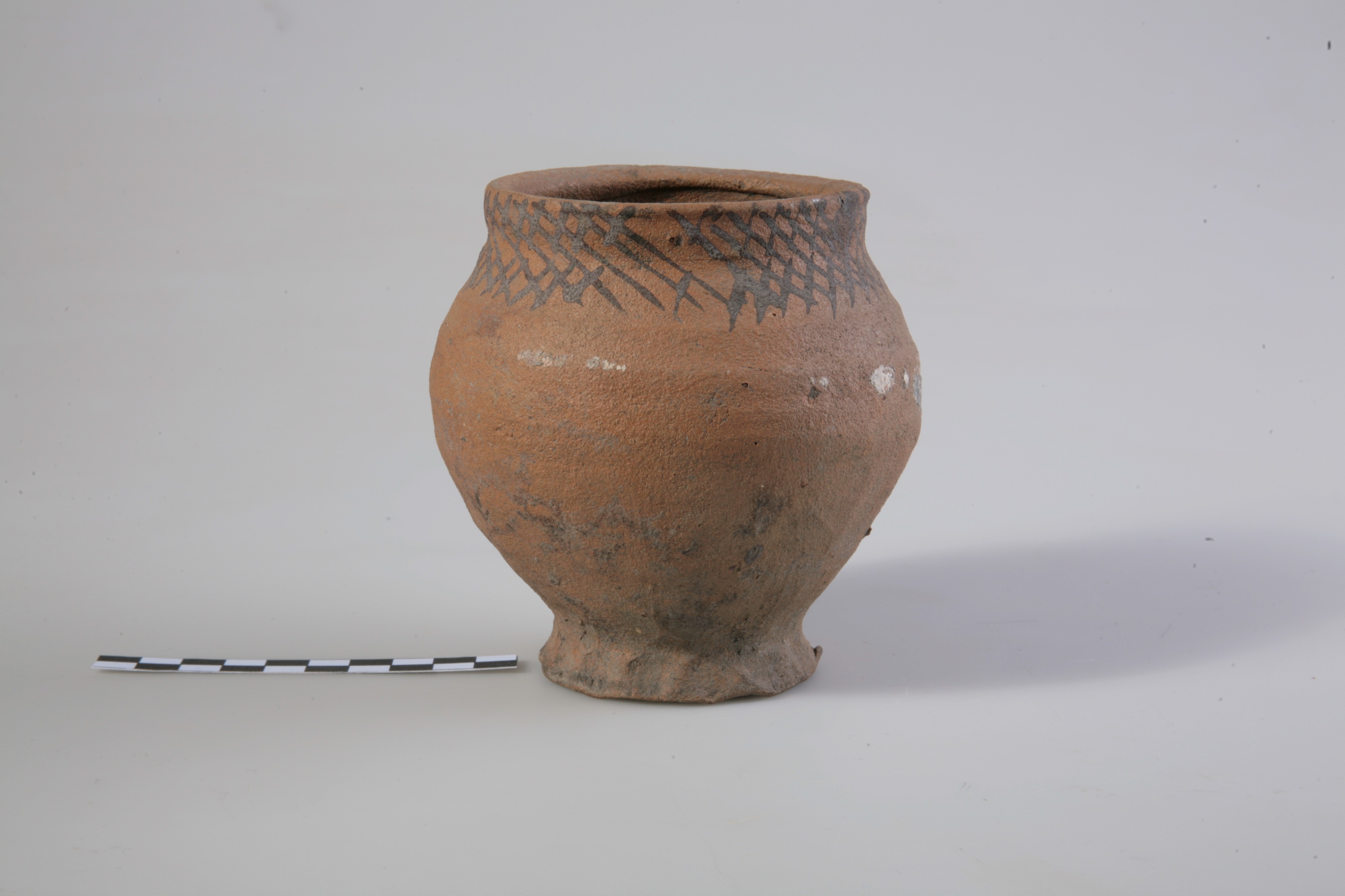 Nog een foto van  Beker; pi-bek-7; Pingsdorf aardewerk; ijzerengobe (ruitjespatroon) onder de rand; geknepen standvoet; herkomst: Pingsdorf