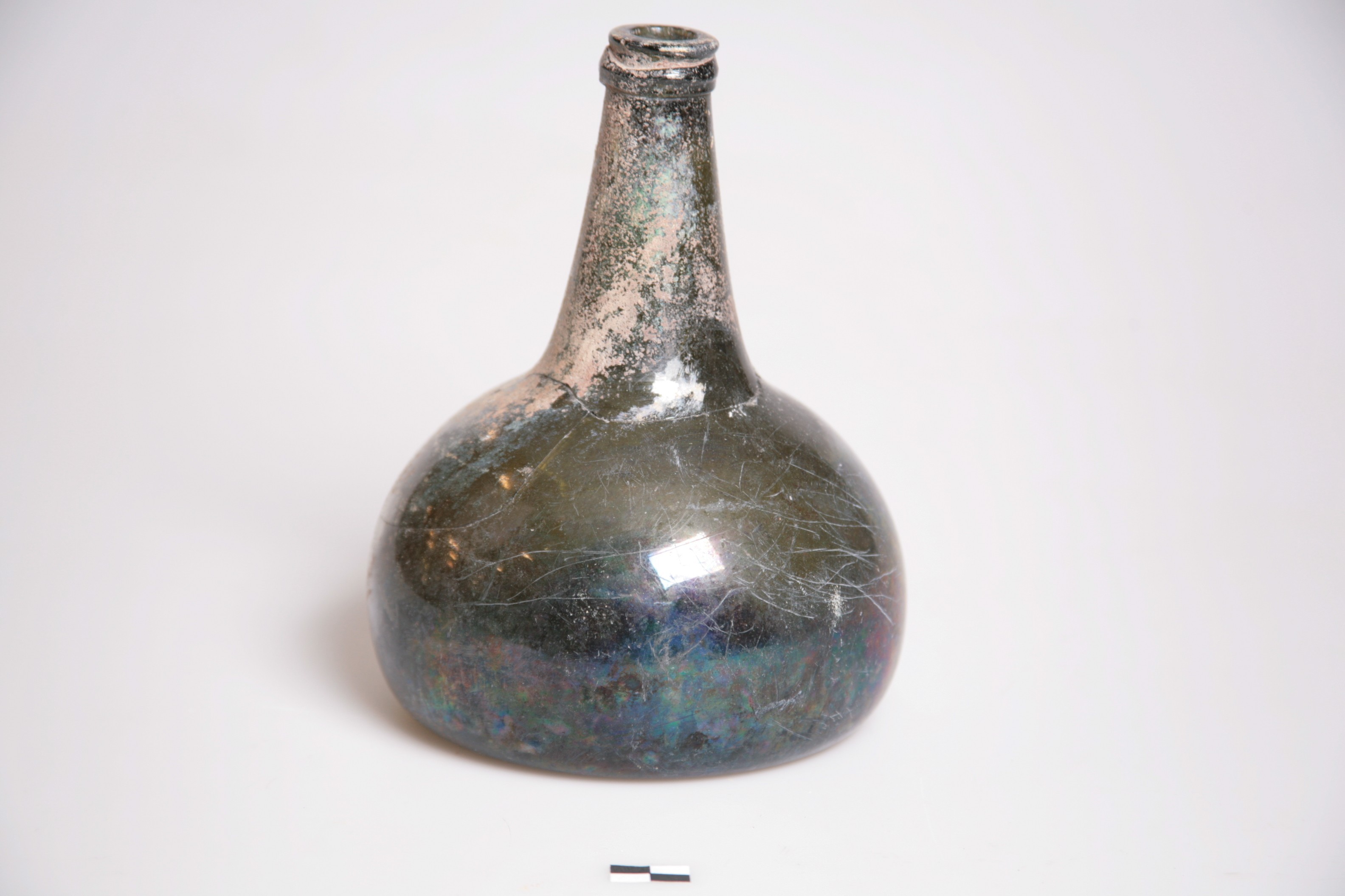 Nog een foto van  wijnfles:hoge hals, opgebolde bodem