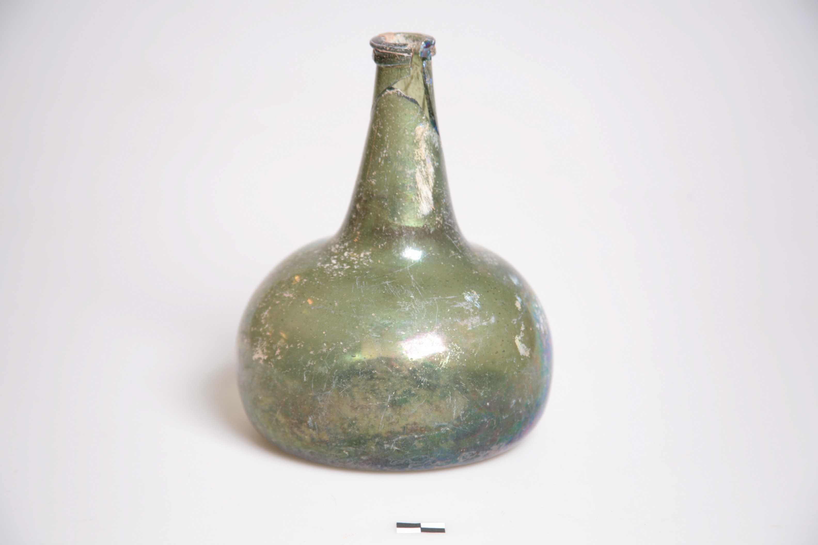 Nog een foto van  wijnfles:hoge hals, opgebolde bodem