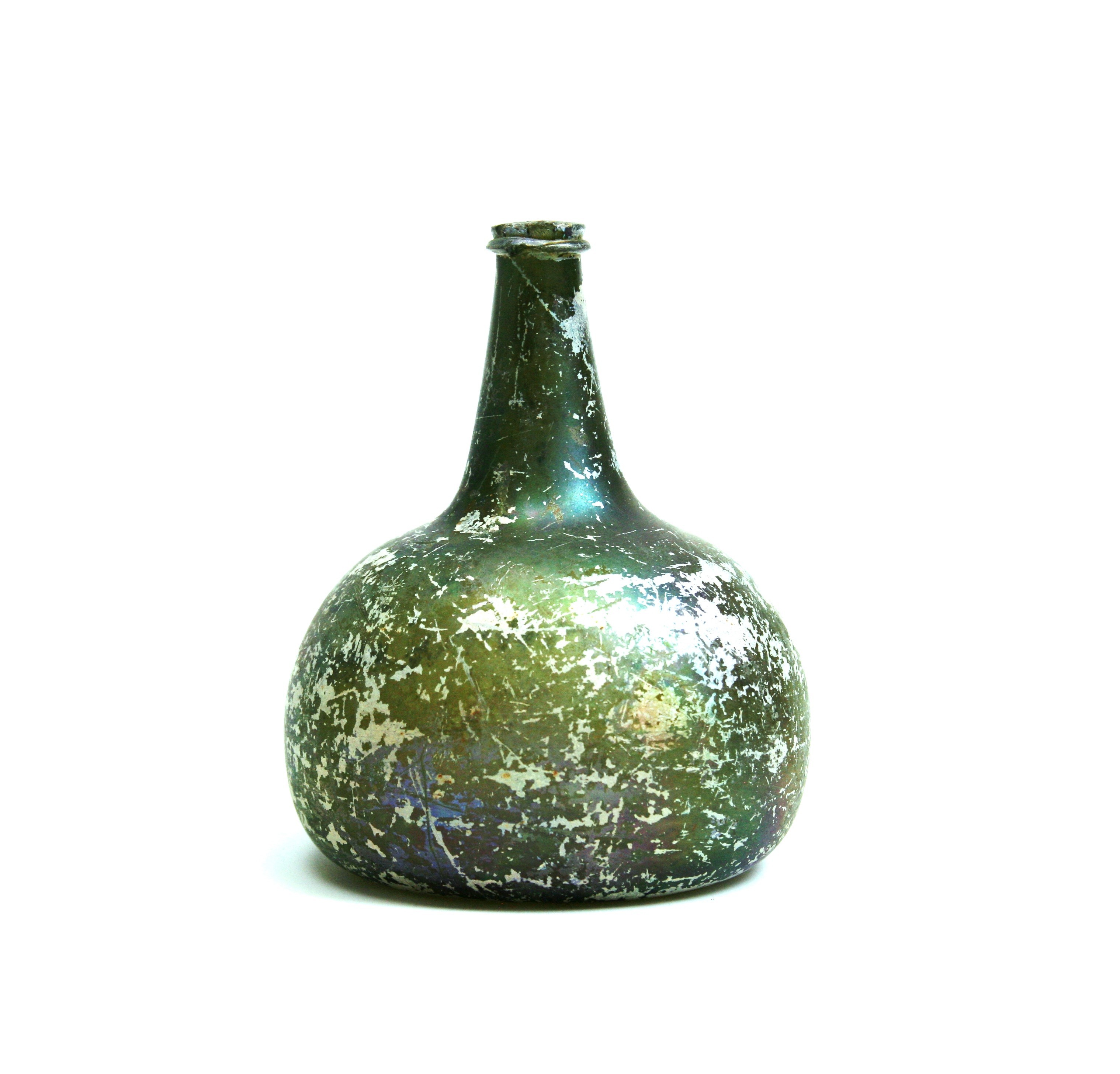 Foto van wijnfles:hoge hals, opgebolde bodem