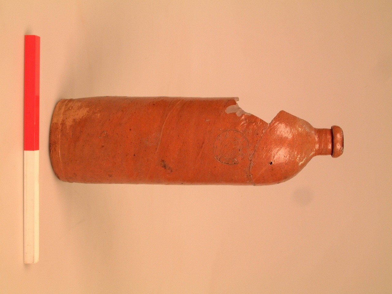 Nog een foto van  Steengoed geglazuurd:mineraalwaterfles