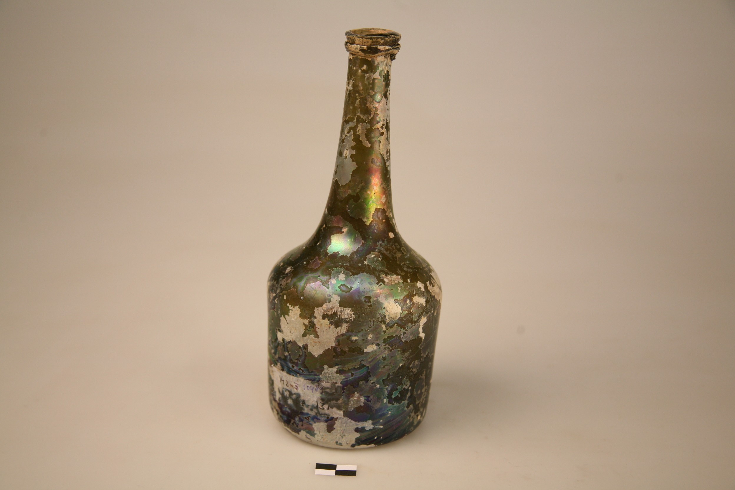 Nog een foto van  wijnfles:hoge hals, opgebolde bodem