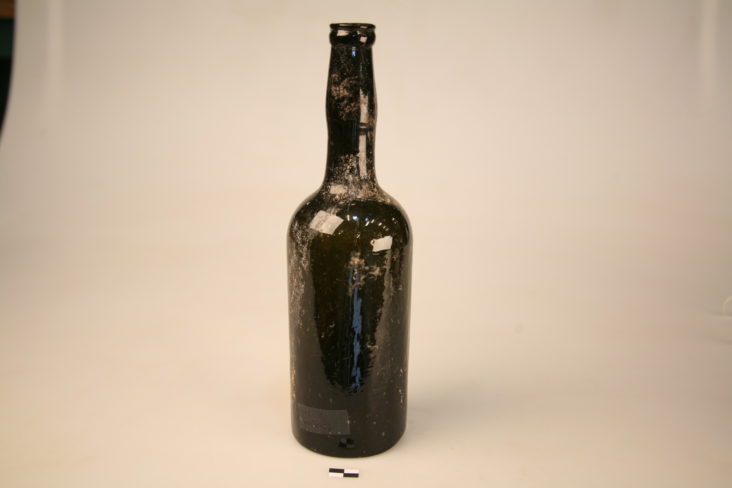 Nog een foto van  wijnfles:hoge hals, opgebolde bodem