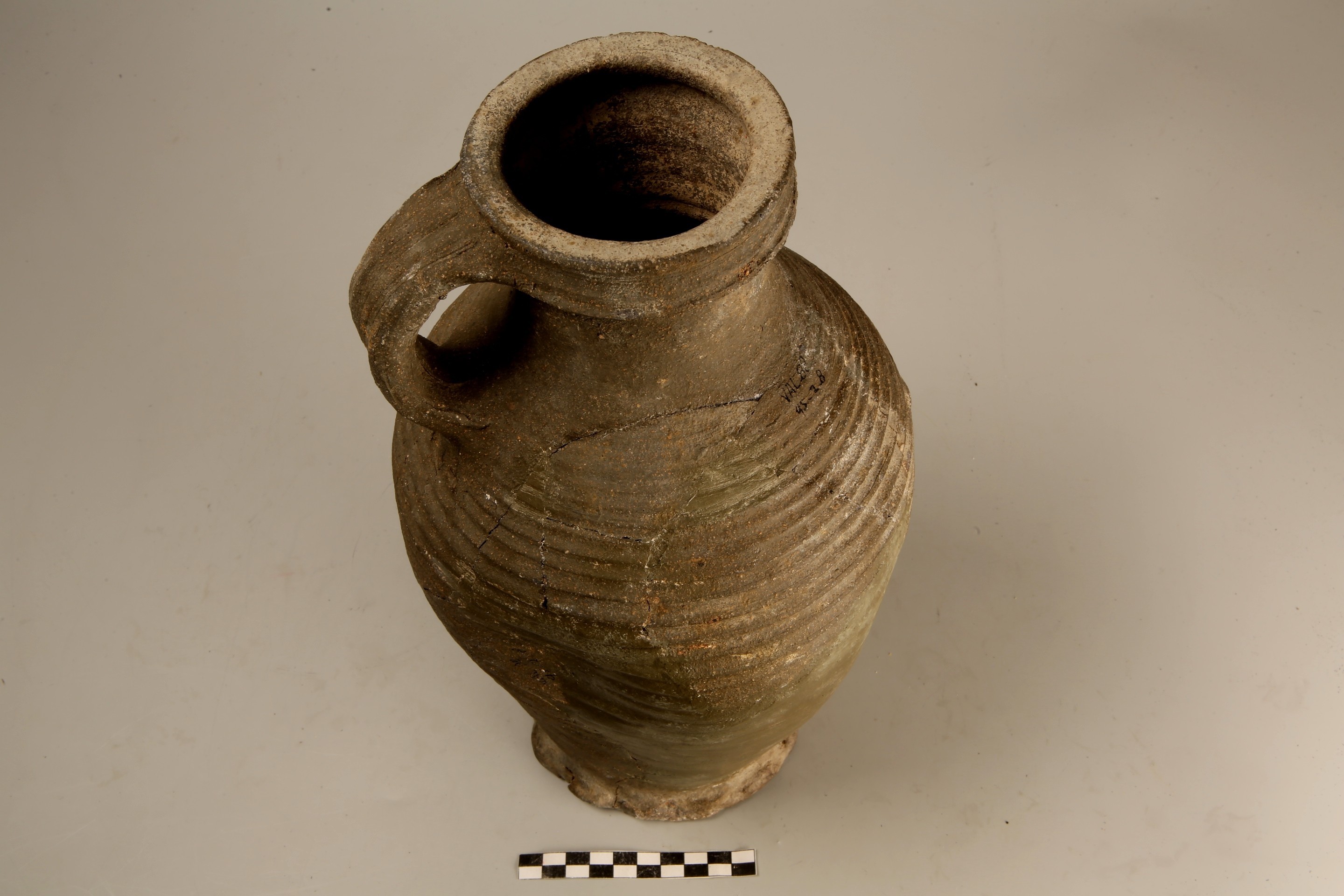 Nog een foto van  Proto-steengoed:kan