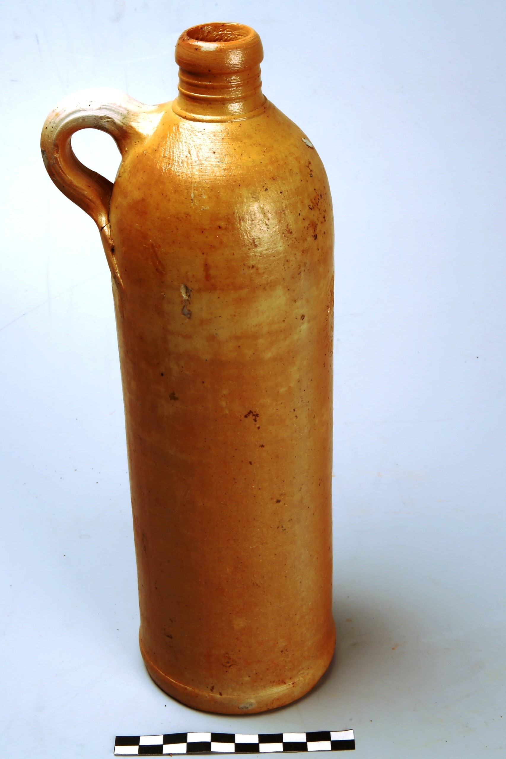 Nog een foto van  Steengoed geglazuurd:mineraalwaterfles