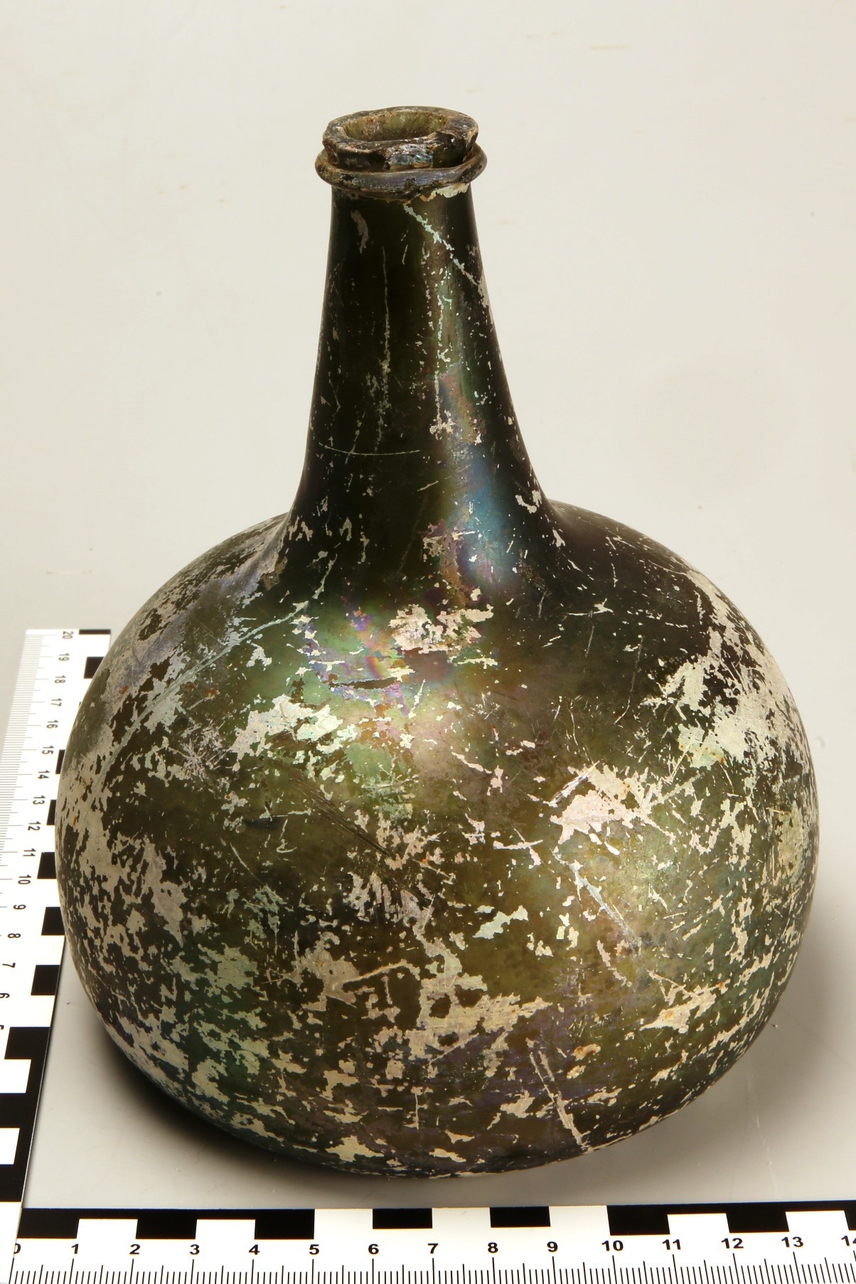 Nog een foto van  wijnfles:hoge hals, opgebolde bodem