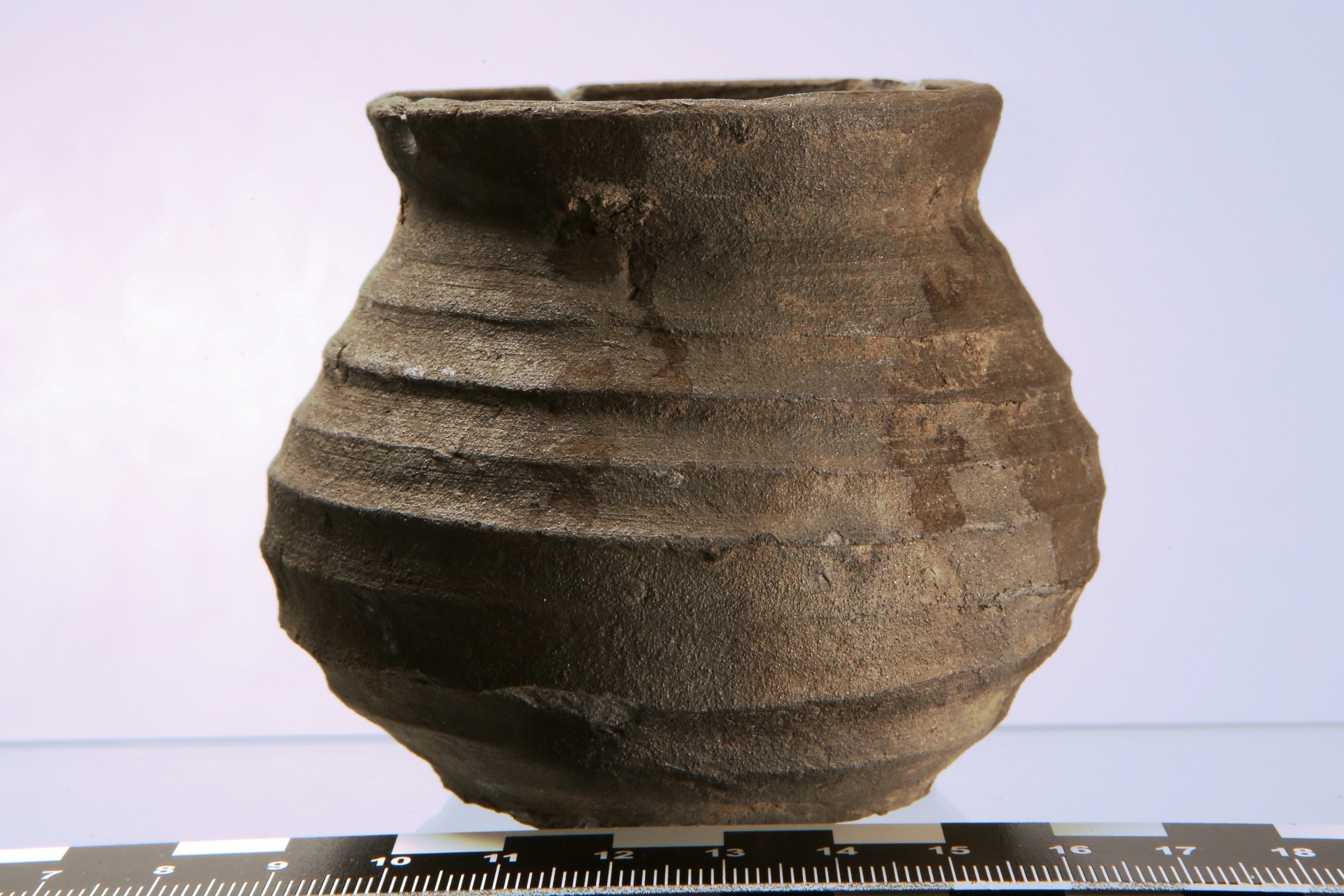 Foto van Grijsbakkend gedraaid:pot, bolvormig