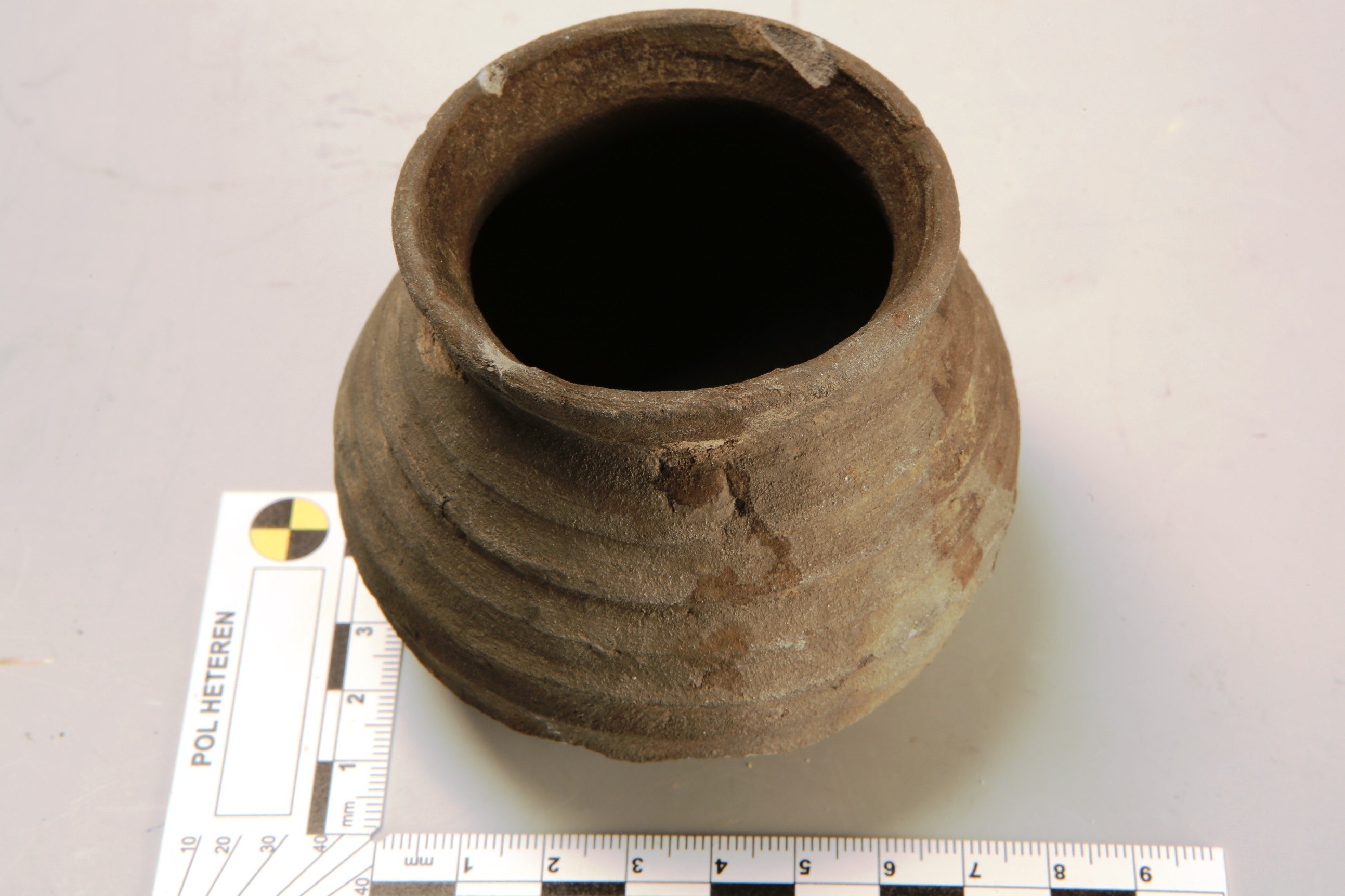 Nog een foto van  Grijsbakkend gedraaid:pot, bolvormig