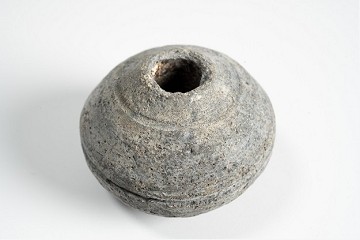 Foto van Grijsbakkend gedraaid aardewerk